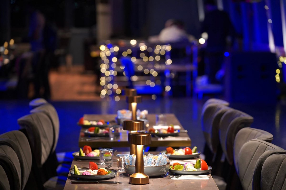 DINNER CRUISE WITH BIRTHDAY CAKE AND SONG - BEST TABLE